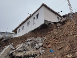 Şırnak’ta toprak kayması, ev sahibinin hayalini askıda bıraktı