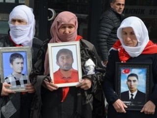 Muş’ta evlat nöbeti sürüyor: Aileler DEM Parti önünde seslerini duyuruyor