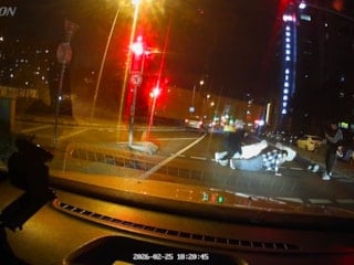 İstanbul'da kırmızı ışıkta yola atlayıp şınav çektiler