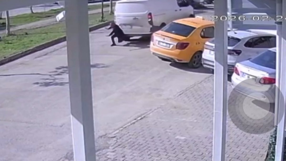 Adana'da yol ortasında telefona bakan yayaya kamyonet çarptı