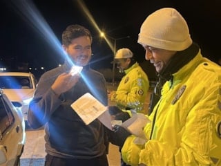 Burdur'da trafikte gülümseten anlar: Ehliyetini zarftan polis çıkardı