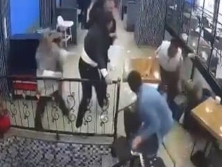 Bursa'da kafede masa ve sandalyeler havada uçuştu: Aralarında para toplayıp masrafı ödediler