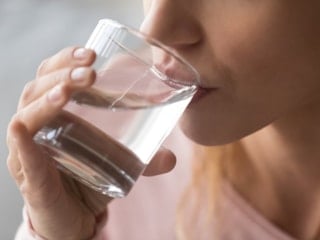 İftara kadar susuzluğu bitiriyor: Her gün bir bardak içmek yeterli…