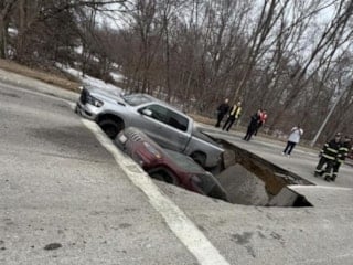 ABD'de yol aniden çöktü, iki araç çukura gömüldü