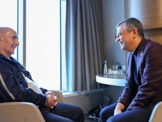 Özgür Özel, CHP eski Genel Başkanı Hikmet Çetin'i ziyaret etti
