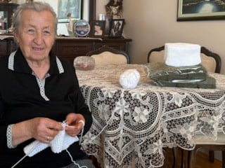 Ankara'da Mehmetçikler için boyunluk örüyor