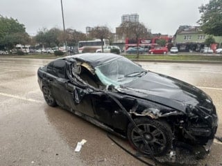 Adana'da lüks aracı ile ölümden döndü, milyonluk otomobil hava yastığı açmadı