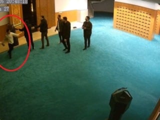 Diyarbakır'da ayakkabılarını bulamayan şahıs camii görevlilerine saldırdı