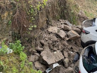 Ordu’da tarihi ev duvarı çöktü: Araçlar hasar gördü