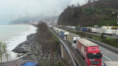 Artvin'de tır kuyruğunda iftar sofrası kuruldu