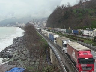 Artvin'de tır kuyruğunda iftar sofrası kuruldu