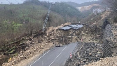 Ordu-Tokat yolunda heyelan: 300 metrelik yol çöktü