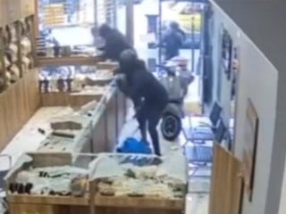 İngiltere'de Türk kuyumcu dükkanı palalı hırsızlar tarafından soyuldu