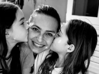 Ayça Bingöl'ün ikiz kızları 10 yaşına girdi! Doğum günü partisinden fotoğraf var