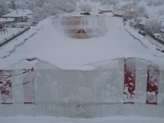 Erzincan’da kar yükü halı sahanın çatısını çökertti