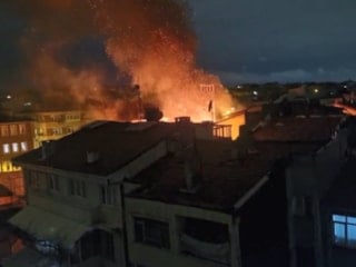 Fatih’te metruk binada yangın: Alevler yan binaya sıçradı