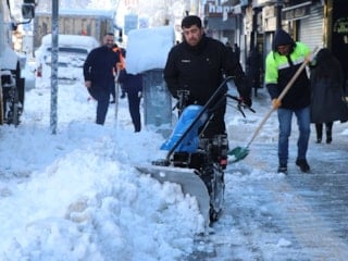 Van'da kardan 390 yerleşim yerinin yolu kapandı