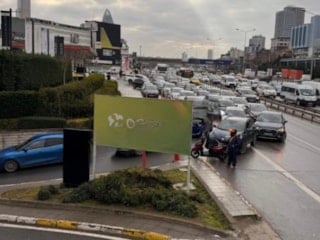İstanbul E-5'te indirim kaosu: AVM önündeki araç kuyruğu trafiği kilitledi