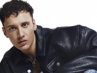 Şarkıcı Edis havaalanında gözaltına alındı