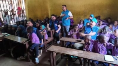 Afrikalı çocuklar Sierra Leone’de 'Kabe’de Hacılar' ilahisini seslendirdi