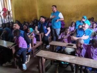 Afrikalı çocuklar Sierra Leone’de 'Kabe’de Hacılar' ilahisini seslendirdi