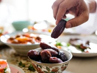 Diyetisyen bağırsakları bitiren hatayı açıkladı: İftarda “30 dakika” kuralına dikkat