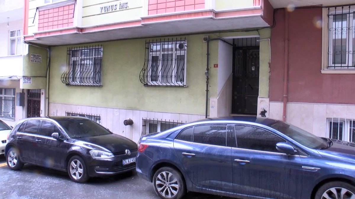 İstanbul'da eşine silahla saldıran şahıs polisleri görünce kendini vurdu