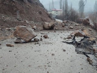 Yusufeli’nde heyelan: İki köyü bağlayan yol kapandı