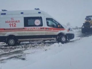 Kars’ta kara saplanan ambulanslar kurtarıldı