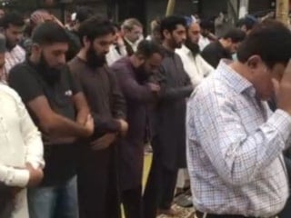 Pakistan'da cuma namazı emniyet ekipleri refakatinde kılındı