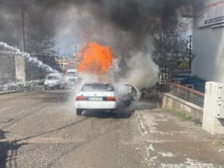 Siirt’te seyir halindeki otomobil alev aldı