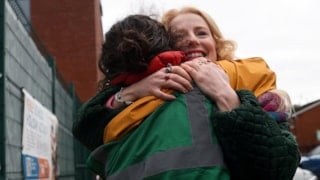 İngiltere'de ara seçimin kazananı tesisatçılık yapan Hannah Spencer oldu