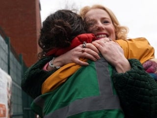 İngiltere'de ara seçimin kazananı tesisatçılık yapan Hannah Spencer oldu