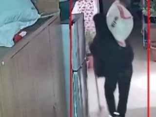 Elazığ'da engelli vatandaşın un çuvalının çalındığı anlar kameraya yansıdı