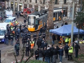 İtalya'da tramvay raydan çıktı: 2 ölü 38 yaralı