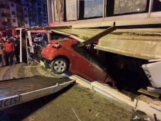 İstanbul'da kontrolden çıkan otomobil iş yerine daldı