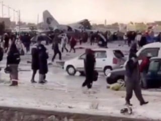 Bolivya'da para taşıyan askeri uçak düştü: Halk para toplamak için akın etti