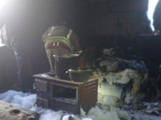 Kahramanmaraş'ta itfaiye erleri alevlerin arasından Kur'an-ı Kerim'i kurtardı