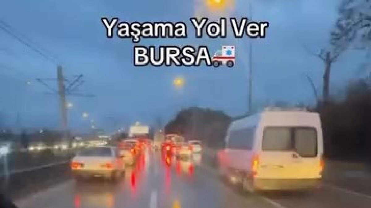 Bursa'da trafikte ambulansa yol veren sürücüler seferber oldu