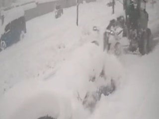 Erzincan'da kardan kaybolan otomobile iş makinesi çarptı