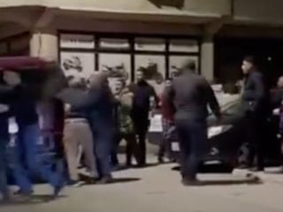 Bursa'da mahallede aileler arasındaki kavga kamerada