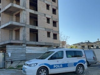 Antalya'da bir işçi inşaatın 5'inci katından düşerek yaralandı