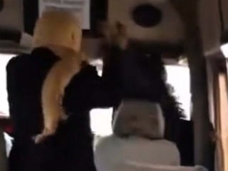 Aydın'da iki kadının minibüste 'sigara içme' kavgası kameraya yansıdı