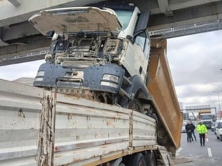 Ankara'da tıra yüklenmiş hafriyat kamyonu üst geçide takıldı