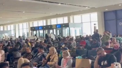 İran'daki savaş BAE'ye de sıçradı: Dubai'deki havalimanınlarında yolcular mahsur kaldı