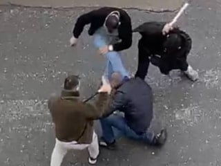 İstanbul'da üç kişi bir kişiyi sopalarla darbetti