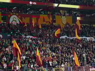 Galatasaray tribünlerinde şampiyonluk pankartları açıldı