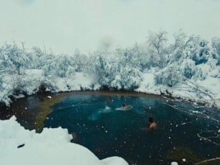 Erzincan'da eksi 4 derecede buz gibi gölette yüzdüler