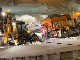 Bayburt’ta tuzlama aracı kara saplandı, kepçe halatla kurtardı