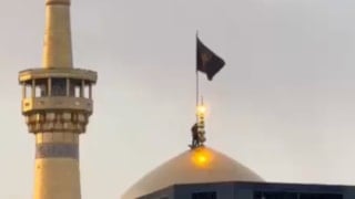 İran'da siyah bayrak göndere çekildi